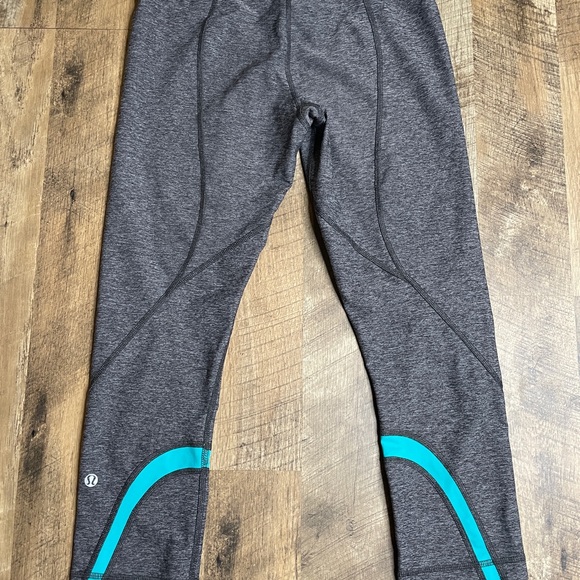 Lululemon Capri Leggings Grey and turquoise run - Picture 6 of 11